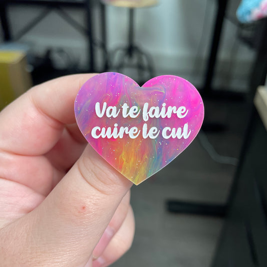 Broche "Va te faire cuire le cul" en acrylique semi-transparente marbrée multicolore