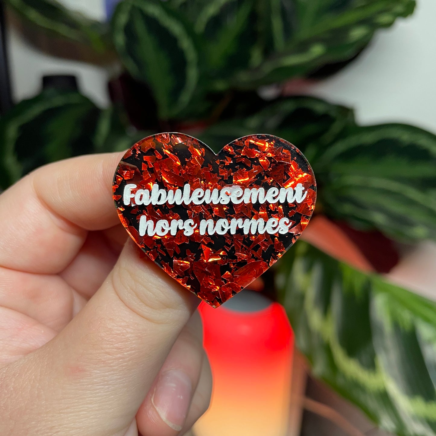 [CONTRÔLE TECHNIQUE] Broche "Fabuleusement hors normes" en acrylique noire avec des éclats de confettis rouges