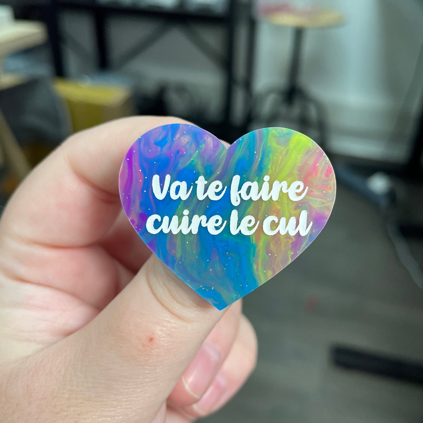 Broche "Va te faire cuire le cul" en acrylique semi-transparente marbrée multicolore