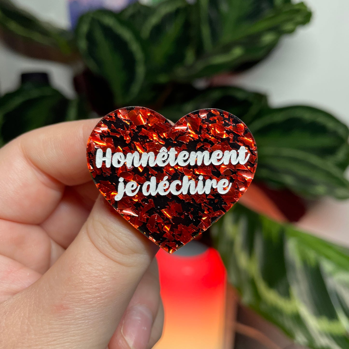[CONTRÔLE TECHNIQUE] Broche "Honnêtement je déchire" en acrylique noire avec des éclats de confettis rouges