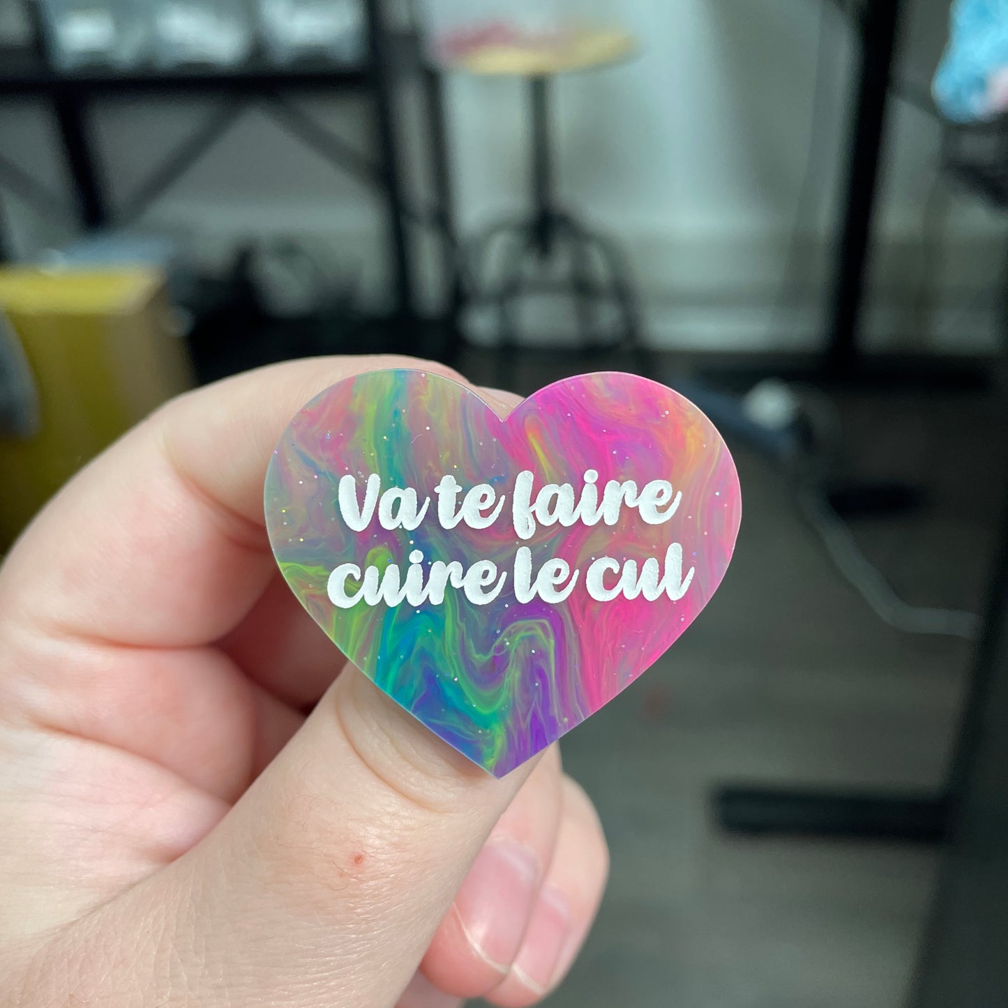 Broche "Va te faire cuire le cul" en acrylique semi-transparente marbrée multicolore