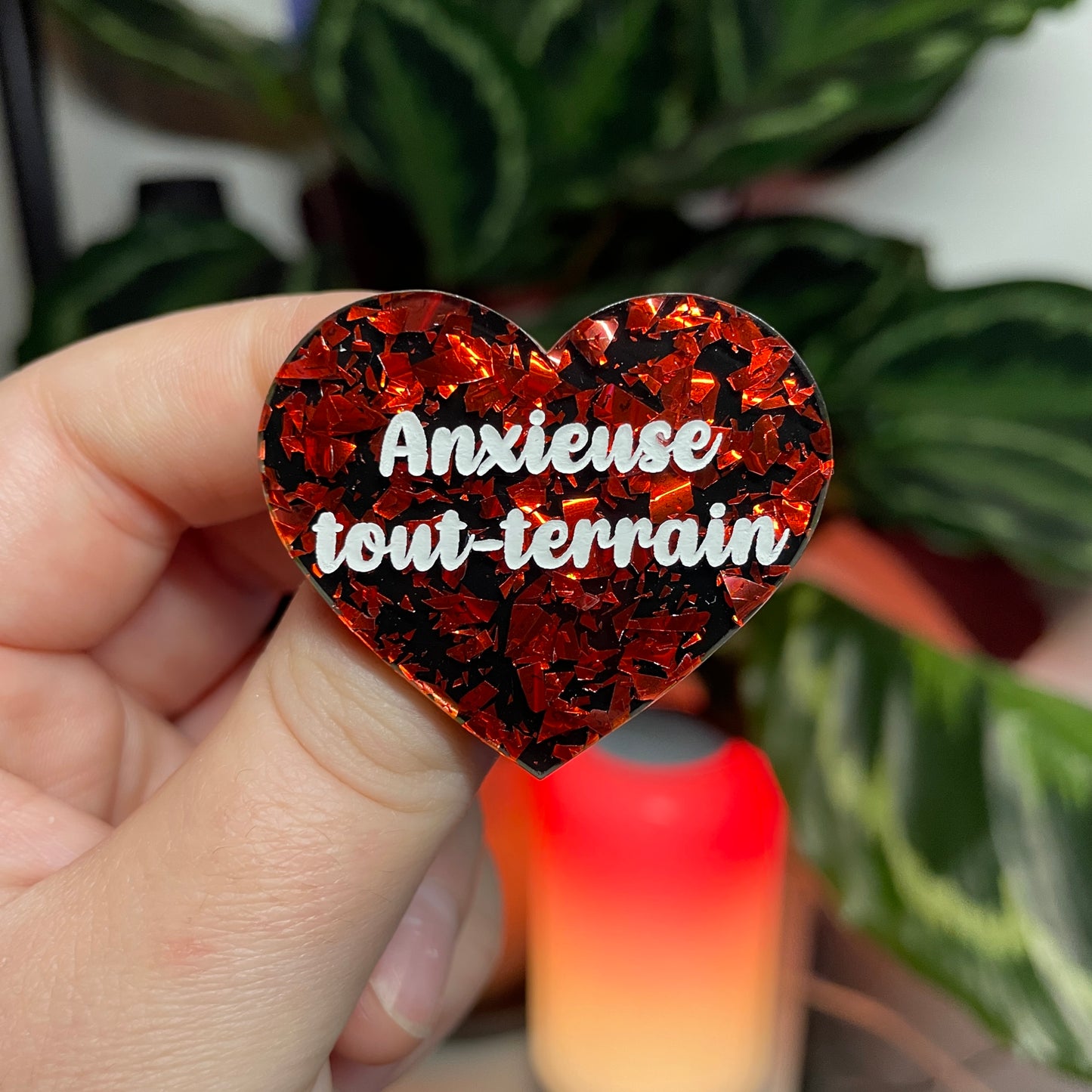 [CONTRÔLE TECHNIQUE] Broche "Anxieuse tout-terrain" en acrylique noire avec des éclats de confettis rouges