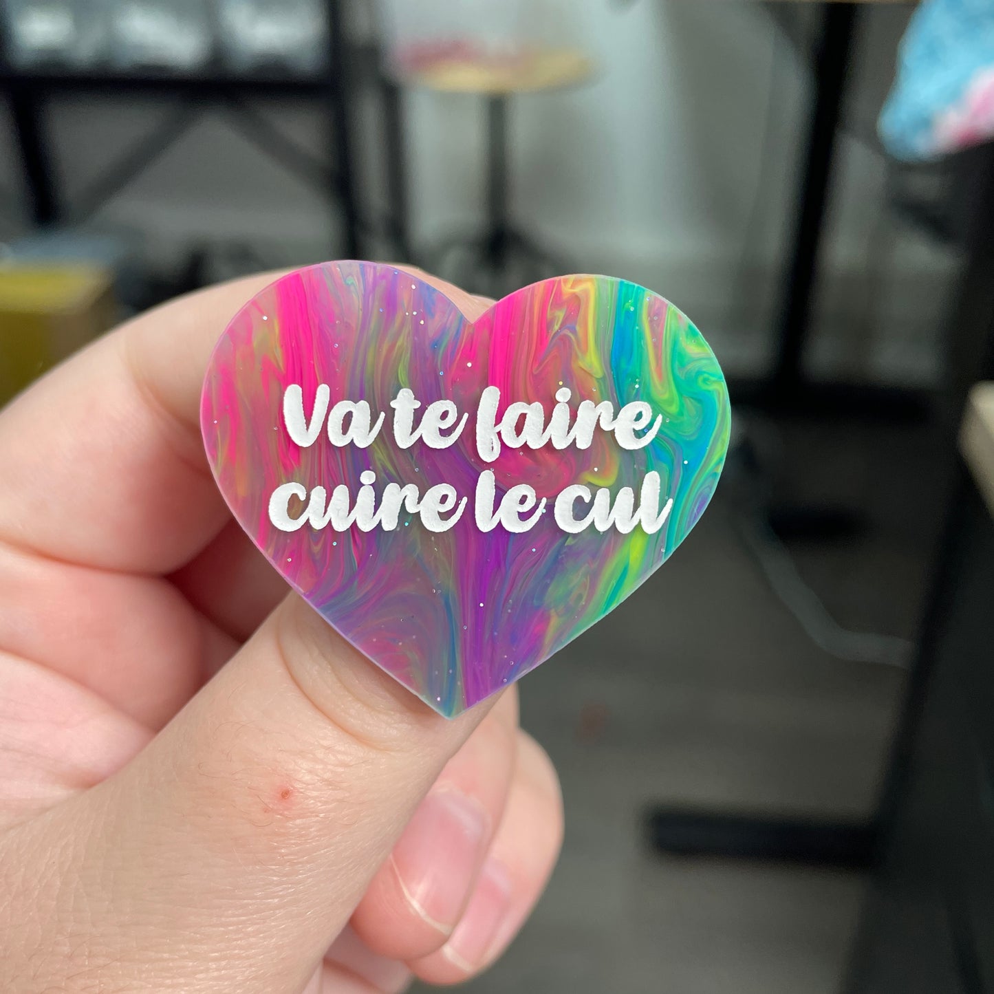 Broche "Va te faire cuire le cul" en acrylique semi-transparente marbrée multicolore