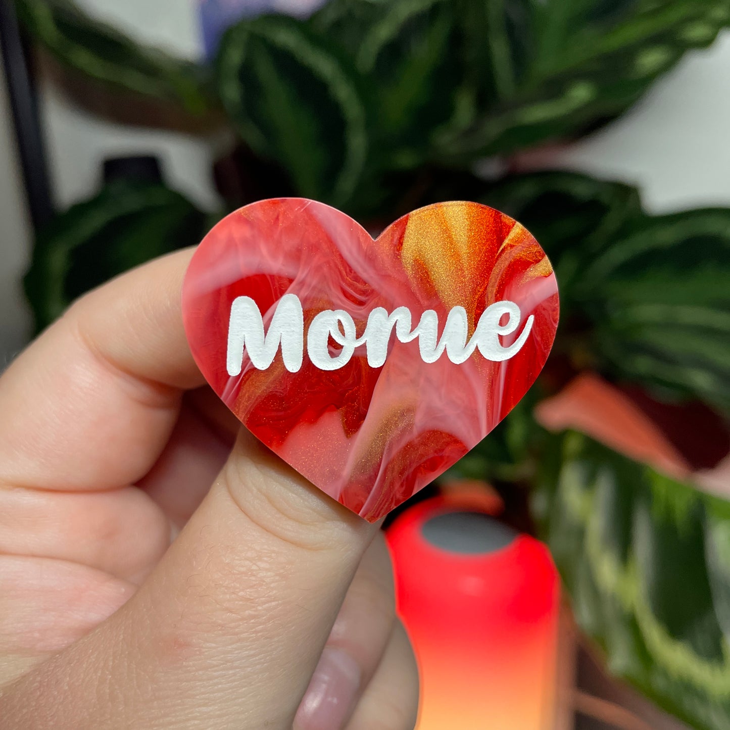 [CONTRÔLE TECHNIQUE] Broche "Morue" en acrylique marbrée rouge, blanche et dorée