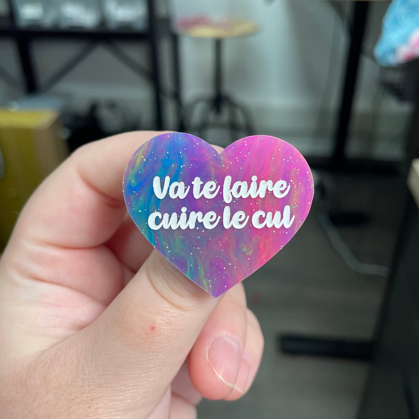 Broche "Va te faire cuire le cul" en acrylique semi-transparente marbrée multicolore
