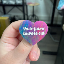 Charger l&#39;image dans la galerie, Broche &quot;Va te faire cuire le cul&quot; en acrylique semi-transparente marbrée multicolore