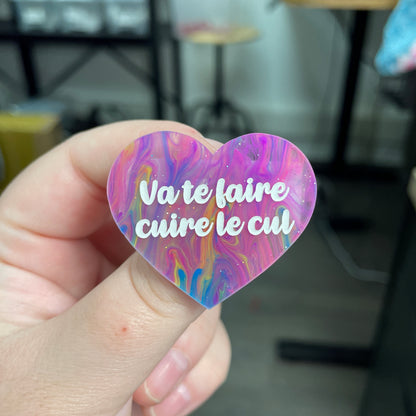 Broche "Va te faire cuire le cul" en acrylique semi-transparente marbrée multicolore
