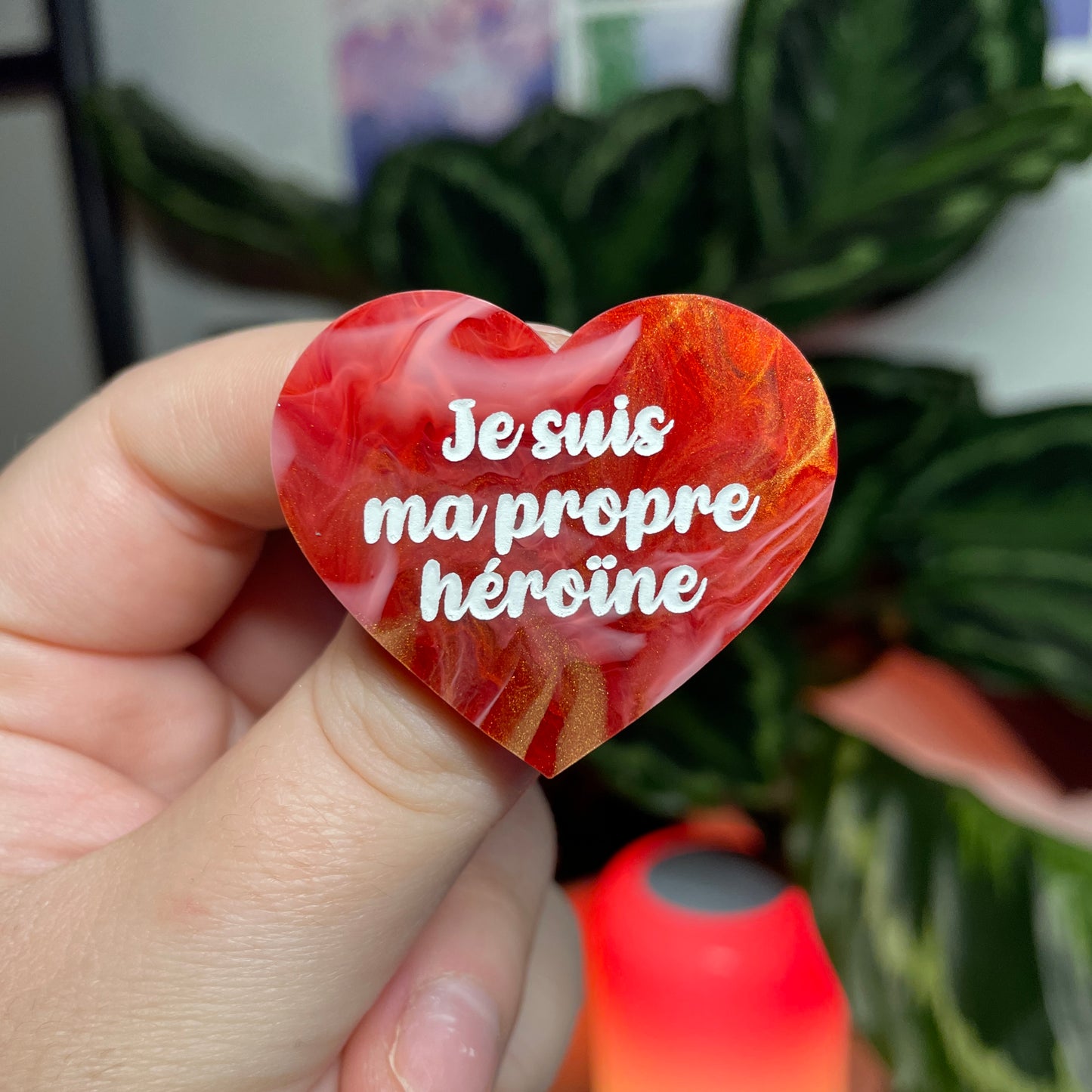 [CONTRÔLE TECHNIQUE] Broche "Je suis ma propre héroïne" en acrylique marbrée rouge, blanche et dorée