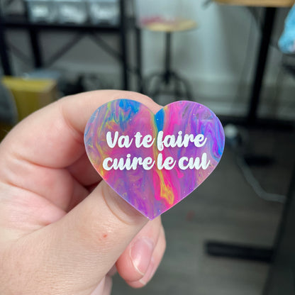 Broche "Va te faire cuire le cul" en acrylique semi-transparente marbrée multicolore