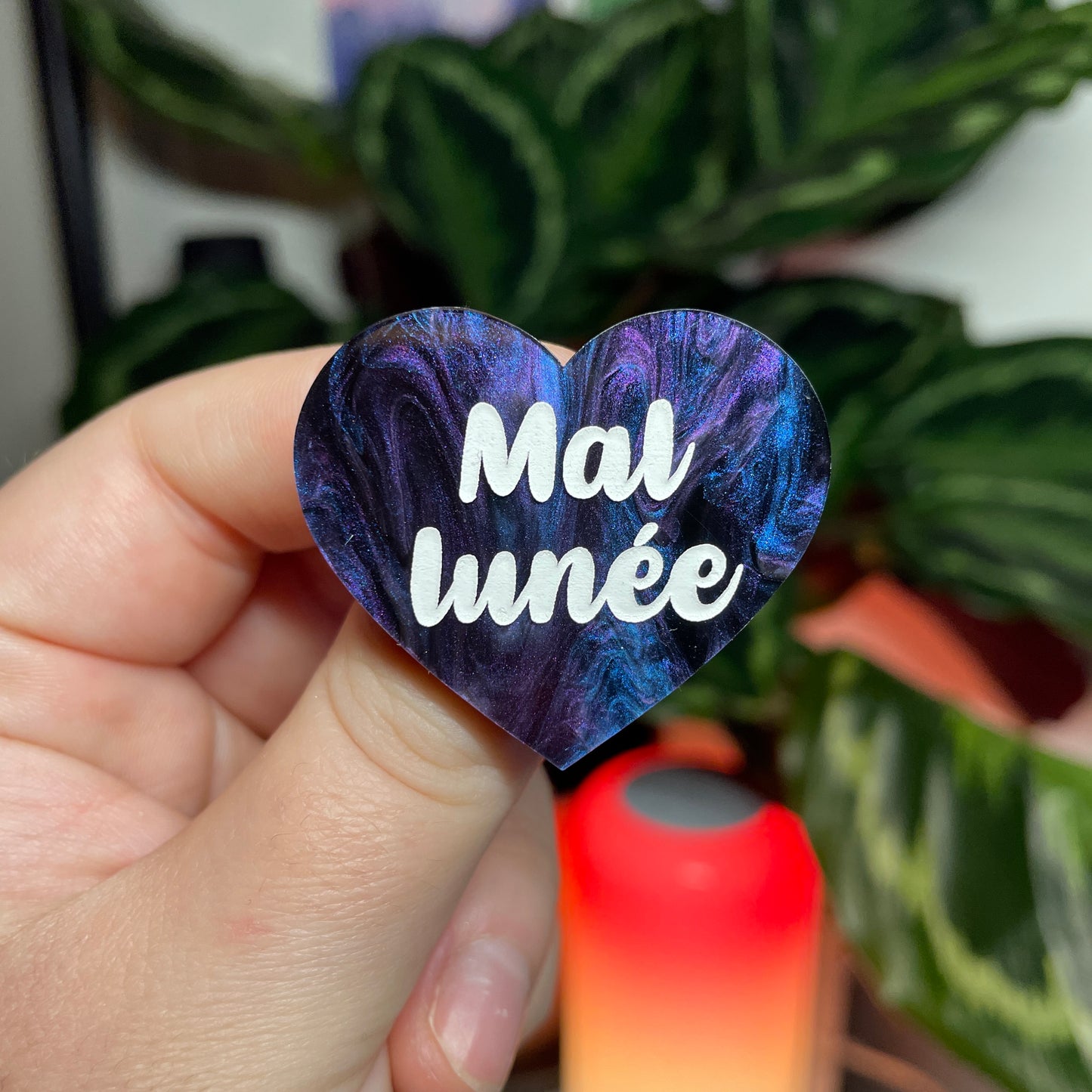 [CONTRÔLE TECHNIQUE] Broche "Mal lunée" en acrylique marbrée bleue, noire et violette