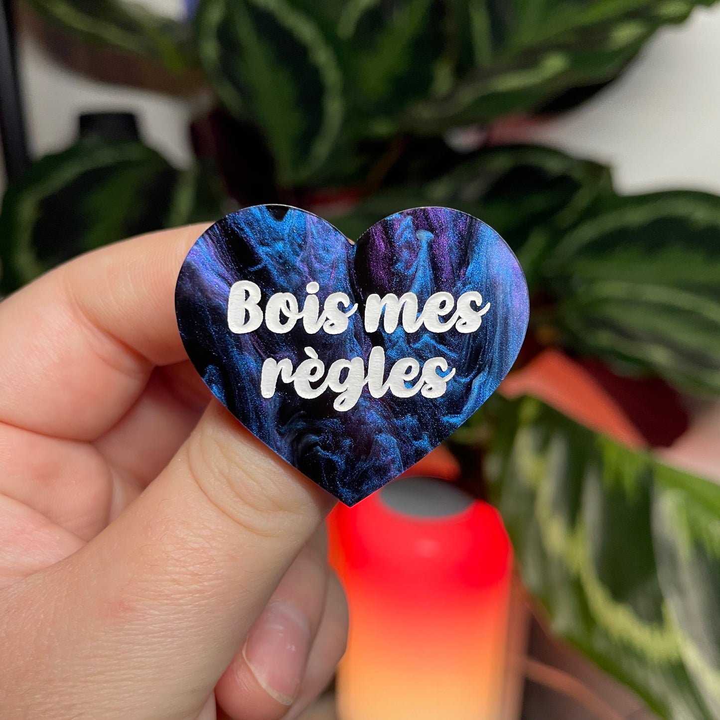 [CONTRÔLE TECHNIQUE] Broche "Bois mes règles" en acrylique marbrée bleue, noire et violette