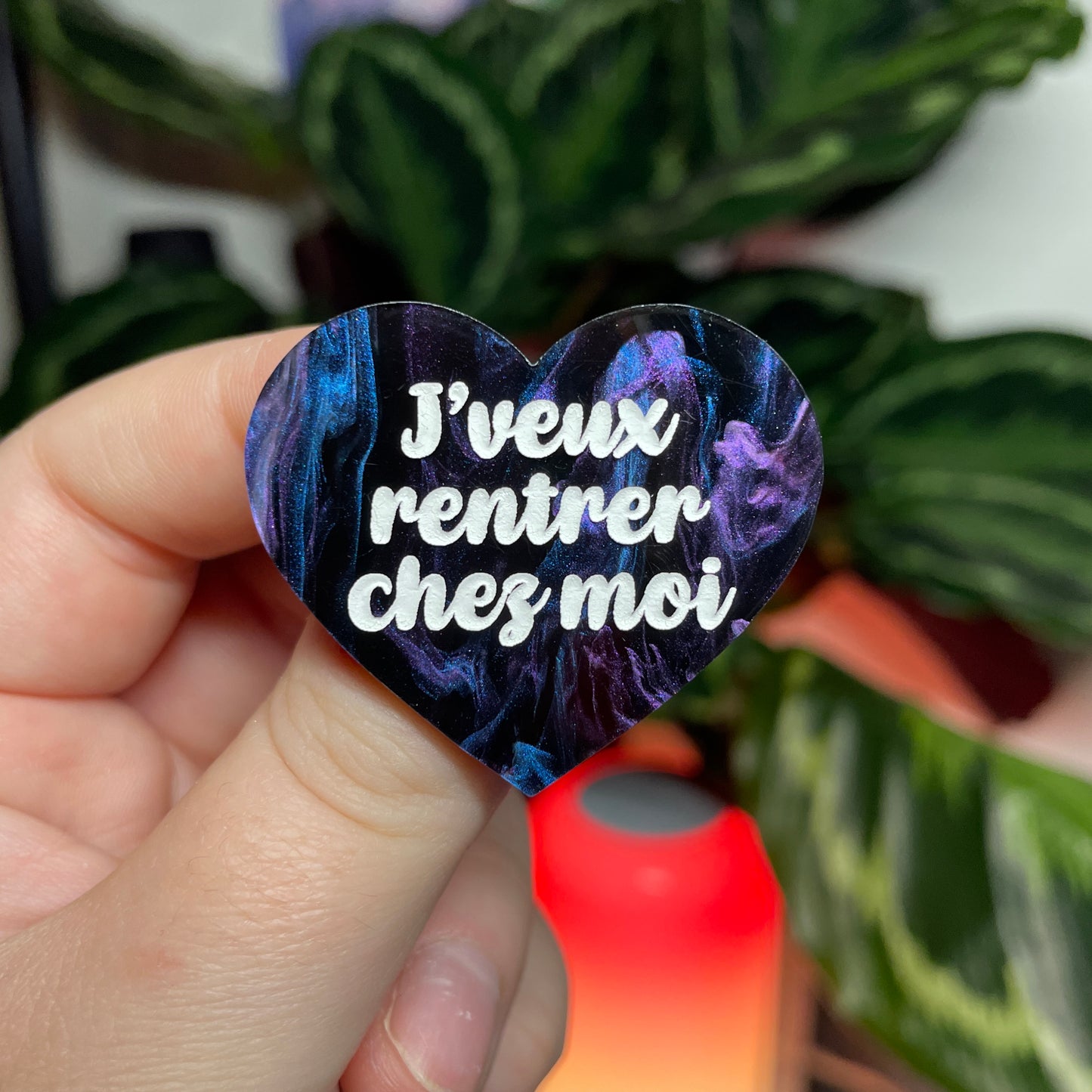 [CONTRÔLE TECHNIQUE] Broche "J'veux rentrer chez moi" en acrylique marbrée bleue, noire et violette
