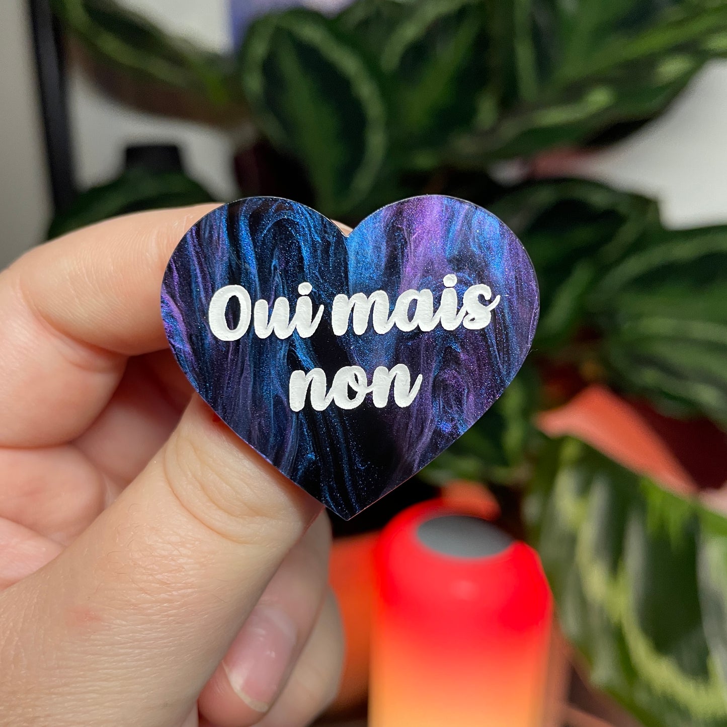 [CONTRÔLE TECHNIQUE] Broche "Oui mais non" en acrylique marbrée bleue, noire et violette