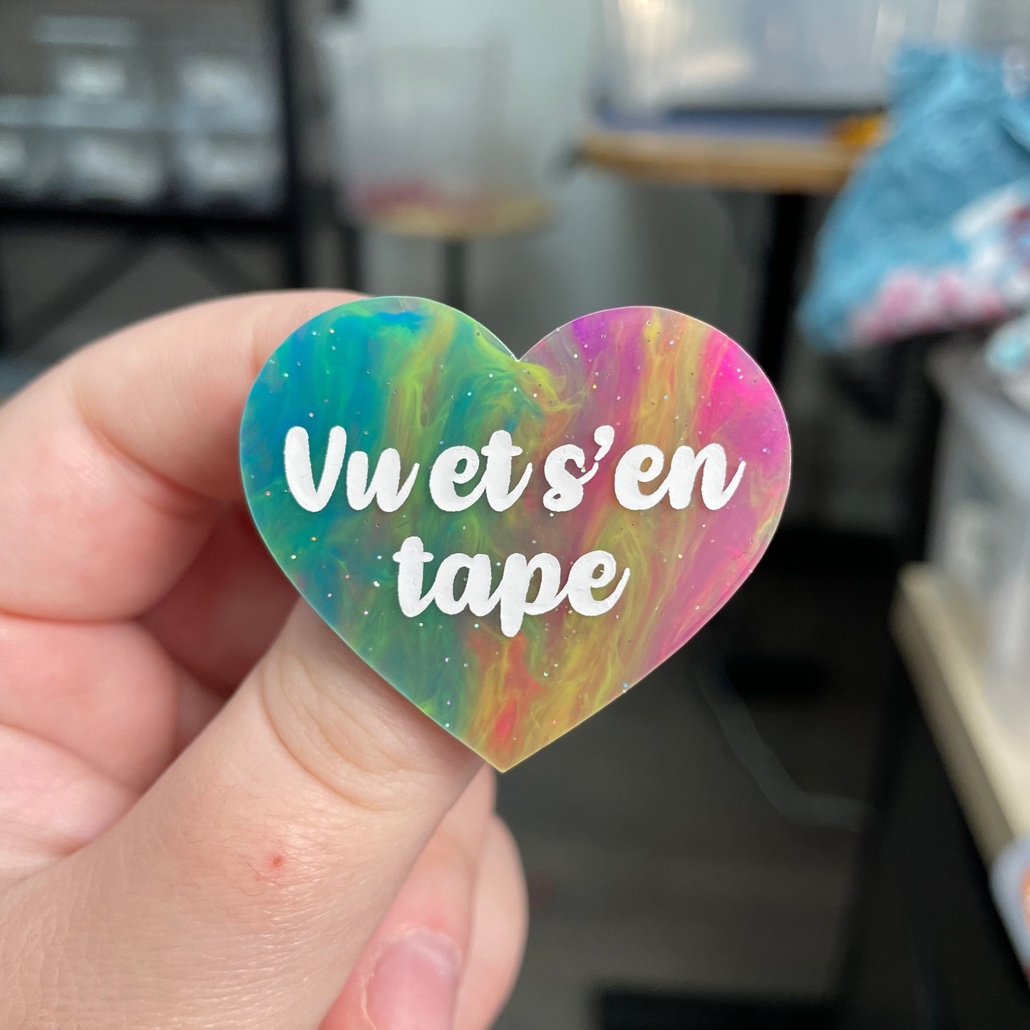 Broche "Vu et s'en tape" en acrylique semi-transparente marbrée multicolore