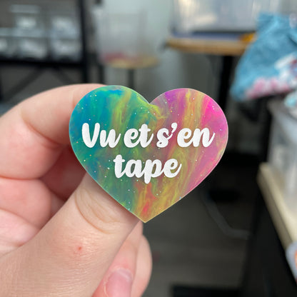 Broche "Vu et s'en tape" en acrylique semi-transparente marbrée multicolore