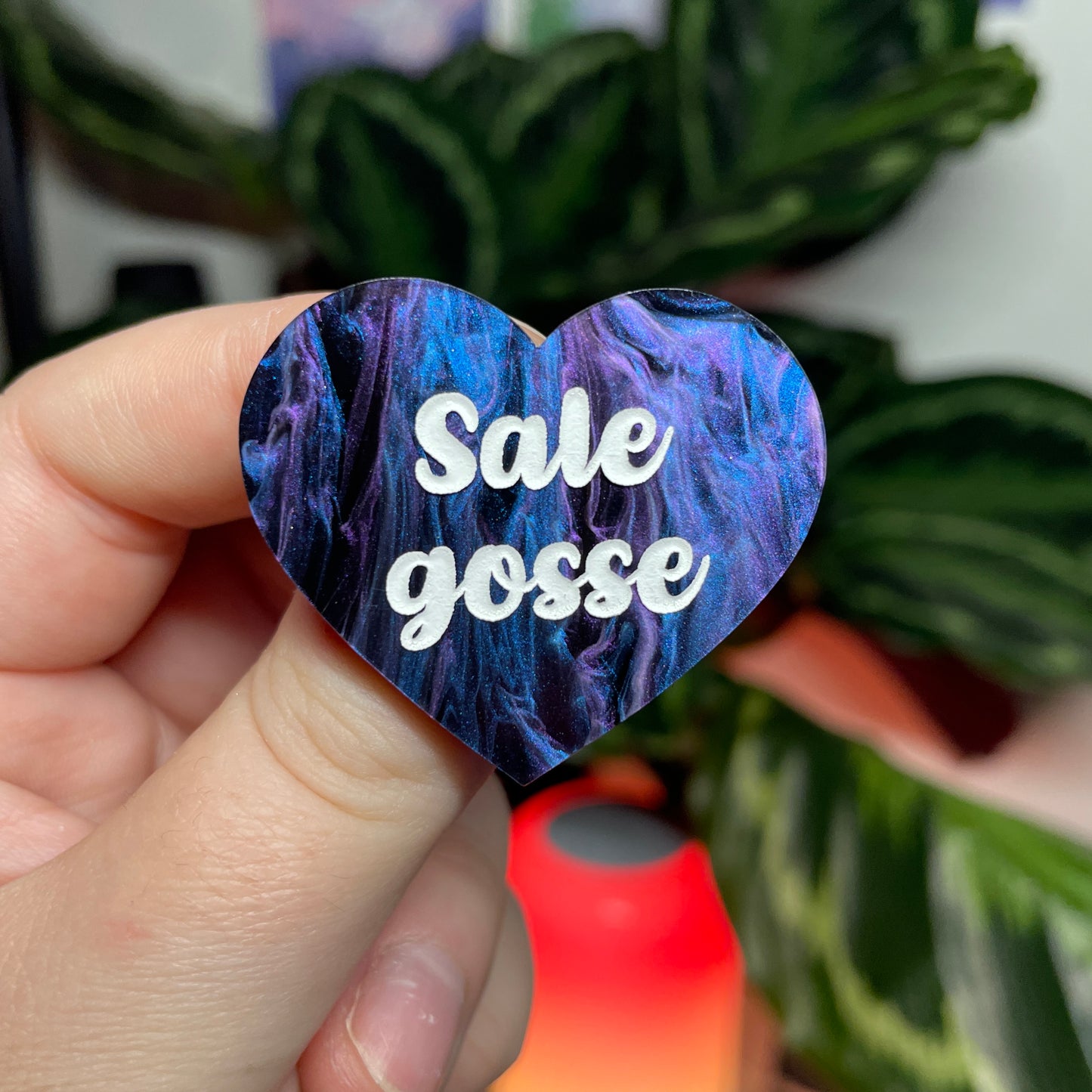 [CONTRÔLE TECHNIQUE] Broche "Sale gosse" en acrylique marbrée bleue, noire et violette