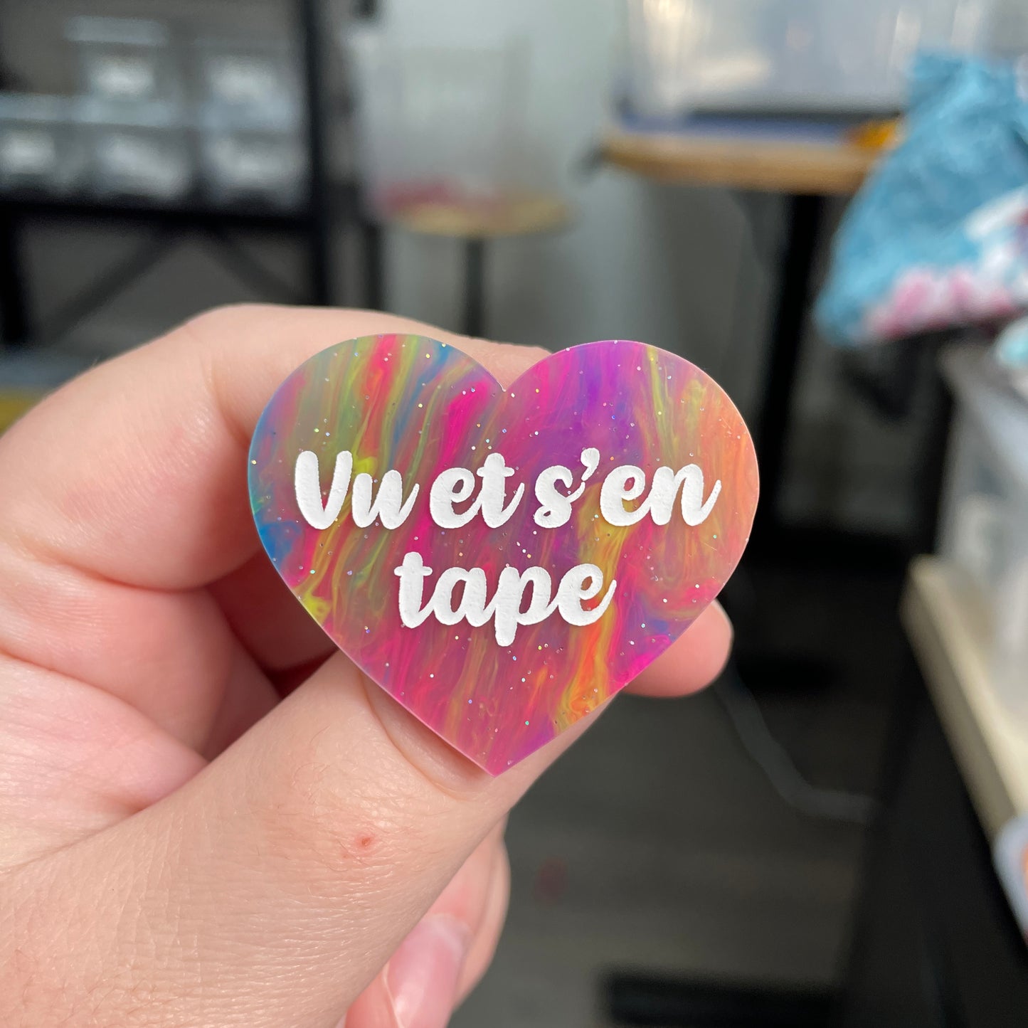 Broche "Vu et s'en tape" en acrylique semi-transparente marbrée multicolore