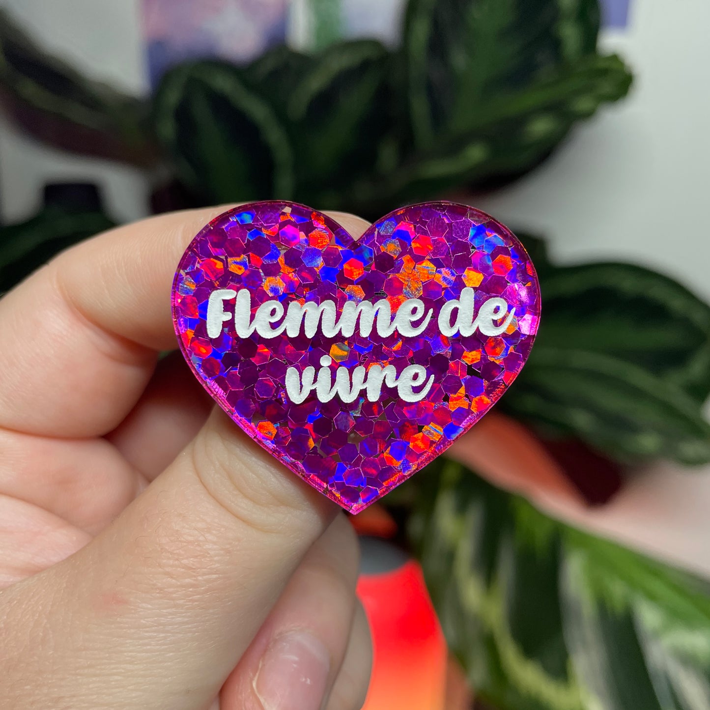 [CONTRÔLE TECHNIQUE] Broche "Flemme de vivre" en acrylique semi transparente avec des confettis fuchsia