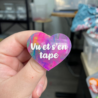 Broche "Vu et s'en tape" en acrylique semi-transparente marbrée multicolore
