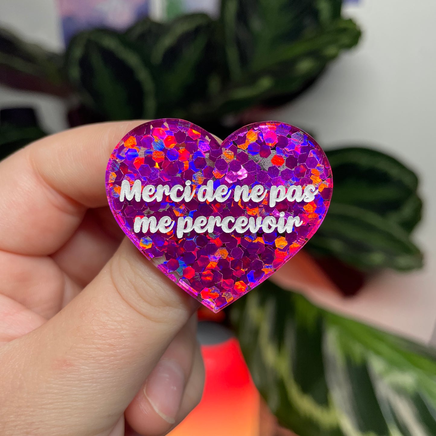 [CONTRÔLE TECHNIQUE] Broche "Merci de ne pas me percevoir" en acrylique semi transparente avec des confettis fuchsia