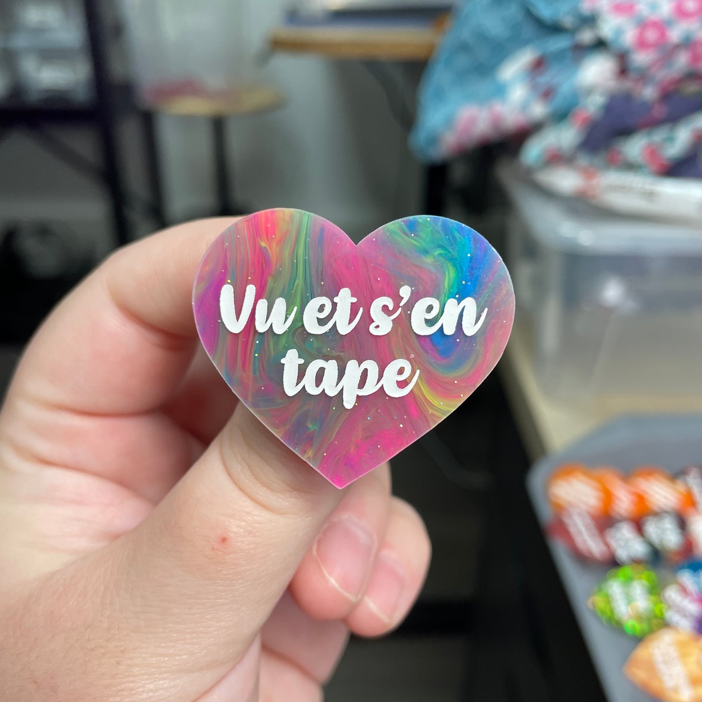 Broche "Vu et s'en tape" en acrylique semi-transparente marbrée multicolore