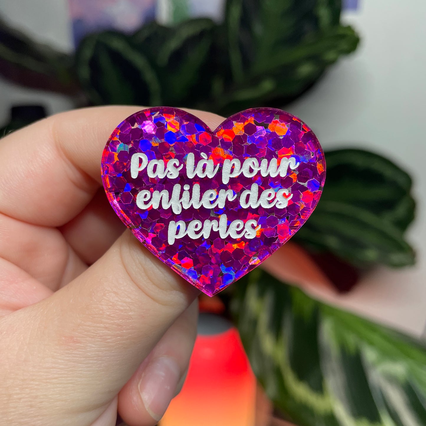 [CONTRÔLE TECHNIQUE] Broche "Pas là pour enfiler des perles" en acrylique semi transparente avec des confettis fuchsia