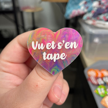 Broche "Vu et s'en tape" en acrylique semi-transparente marbrée multicolore