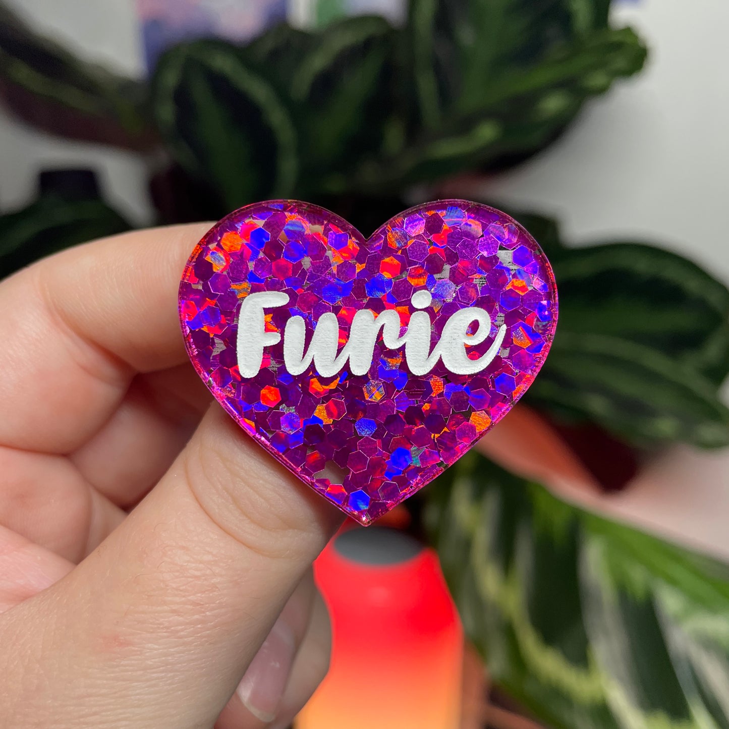 [CONTRÔLE TECHNIQUE] Broche "Furie" en acrylique semi transparente avec des confettis fuchsia