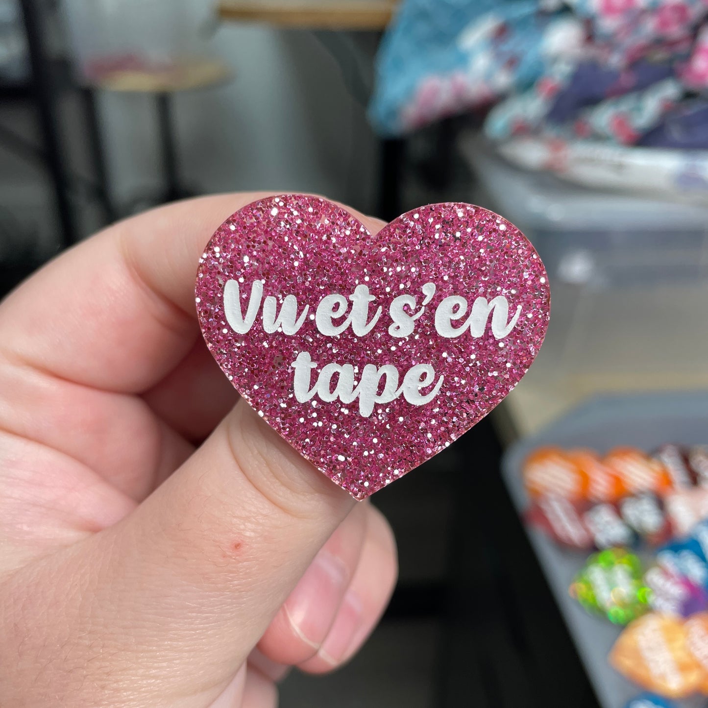 Broche "Vu et s'en tape" en acrylique à paillettes roses