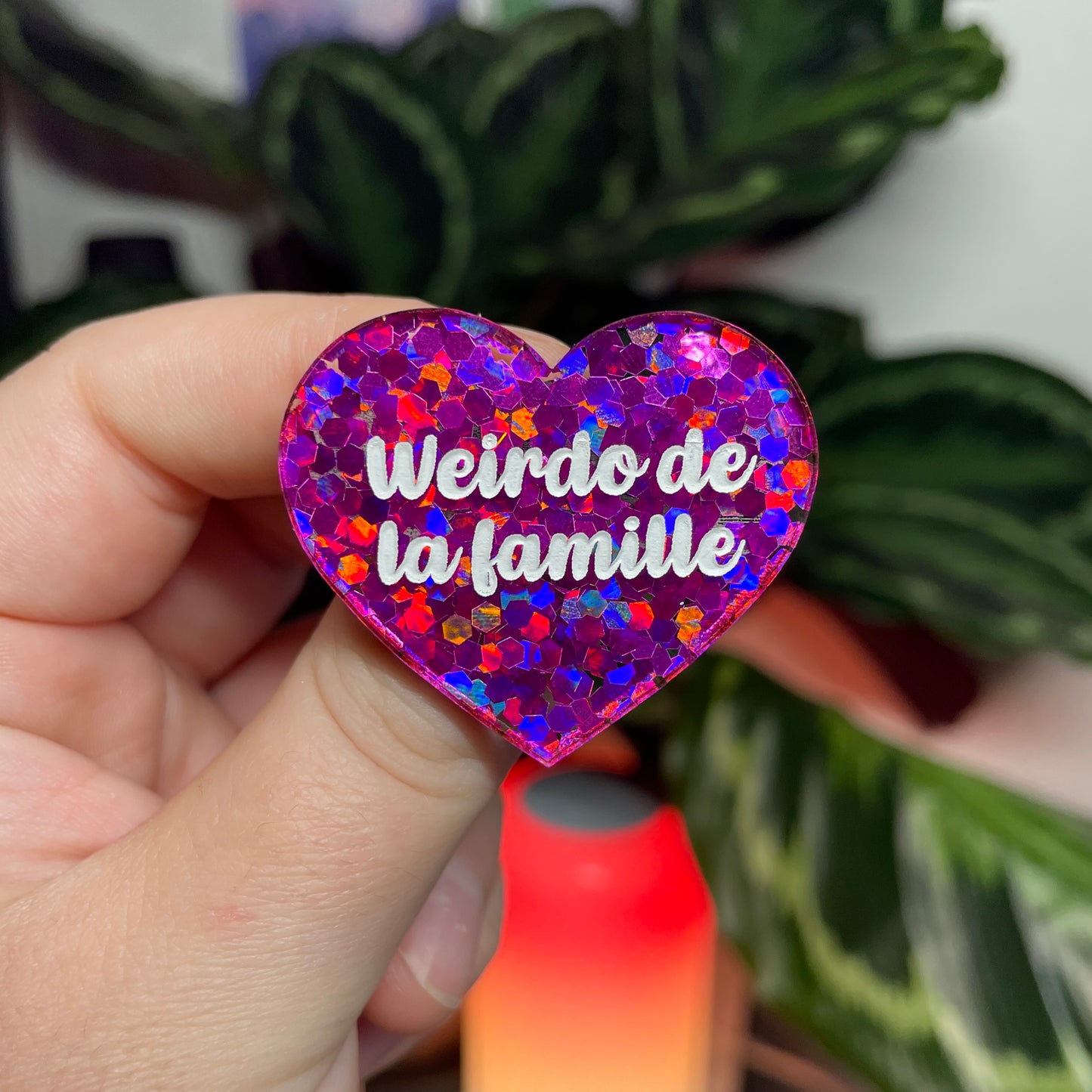 [CONTRÔLE TECHNIQUE] Broche "Weirdo de la famille" en acrylique semi transparente avec des confettis fuchsia