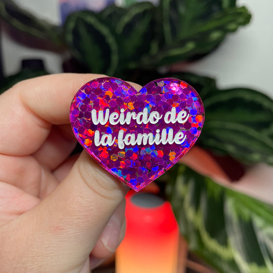 [CONTRÔLE TECHNIQUE] Broche "Weirdo de la famille" en acrylique semi transparente avec des confettis fuchsia