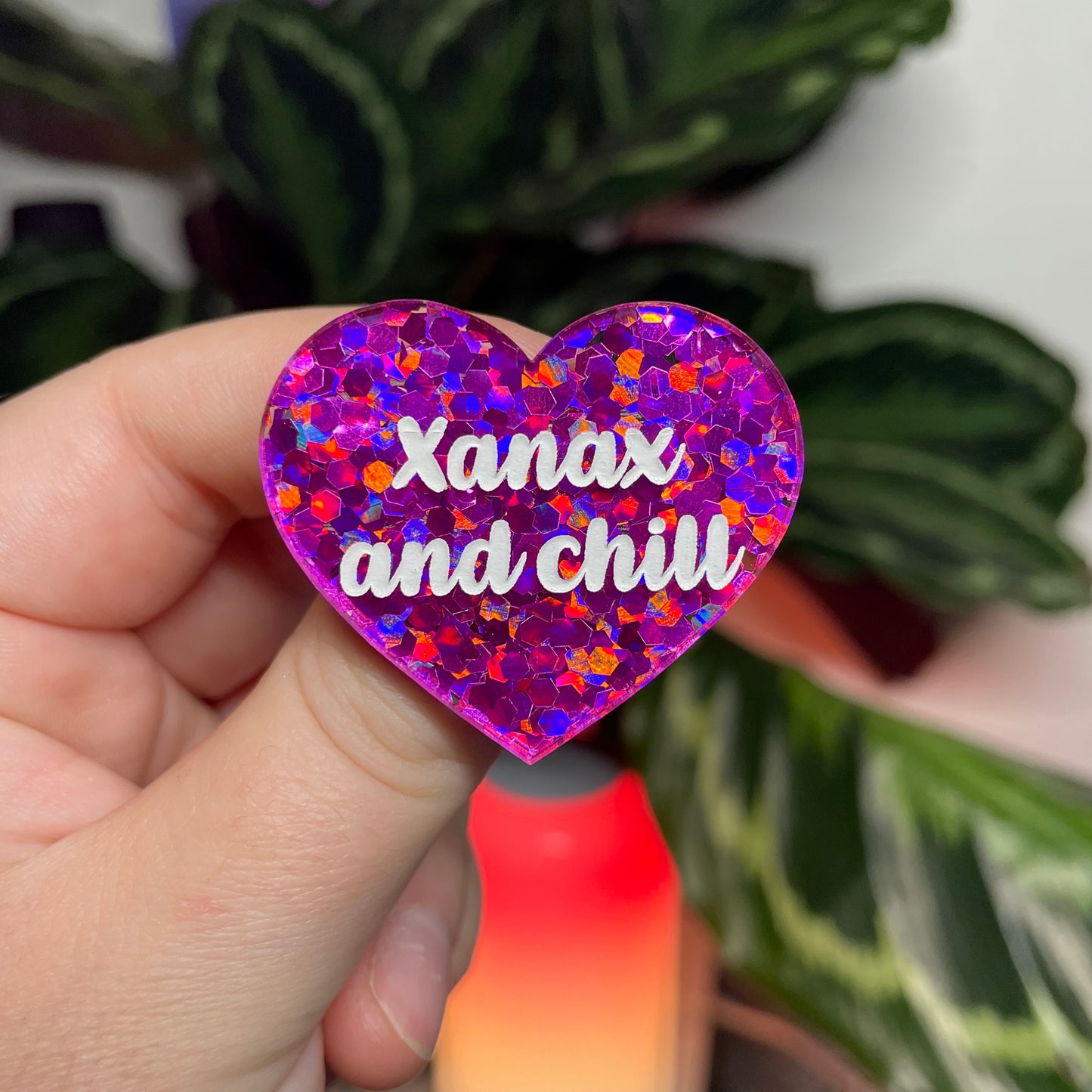 [CONTRÔLE TECHNIQUE] Broche "Xanax and chill" en acrylique semi transparente avec des confettis fuchsia