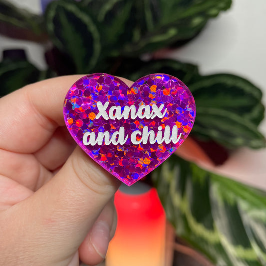 [CONTRÔLE TECHNIQUE] Broche "Xanax and chill" en acrylique semi transparente avec des confettis fuchsia