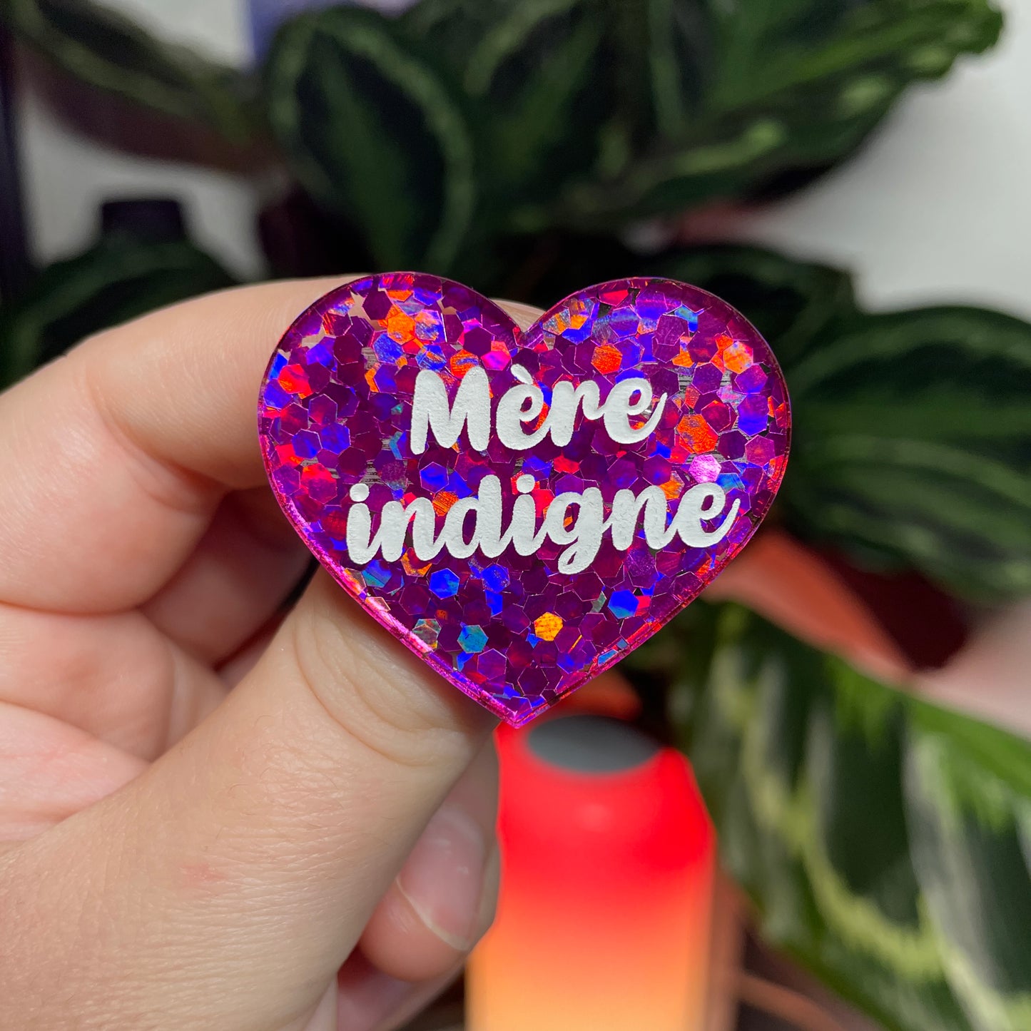 [CONTRÔLE TECHNIQUE] Broche "Mère indigne" en acrylique semi transparente avec des confettis fuchsia