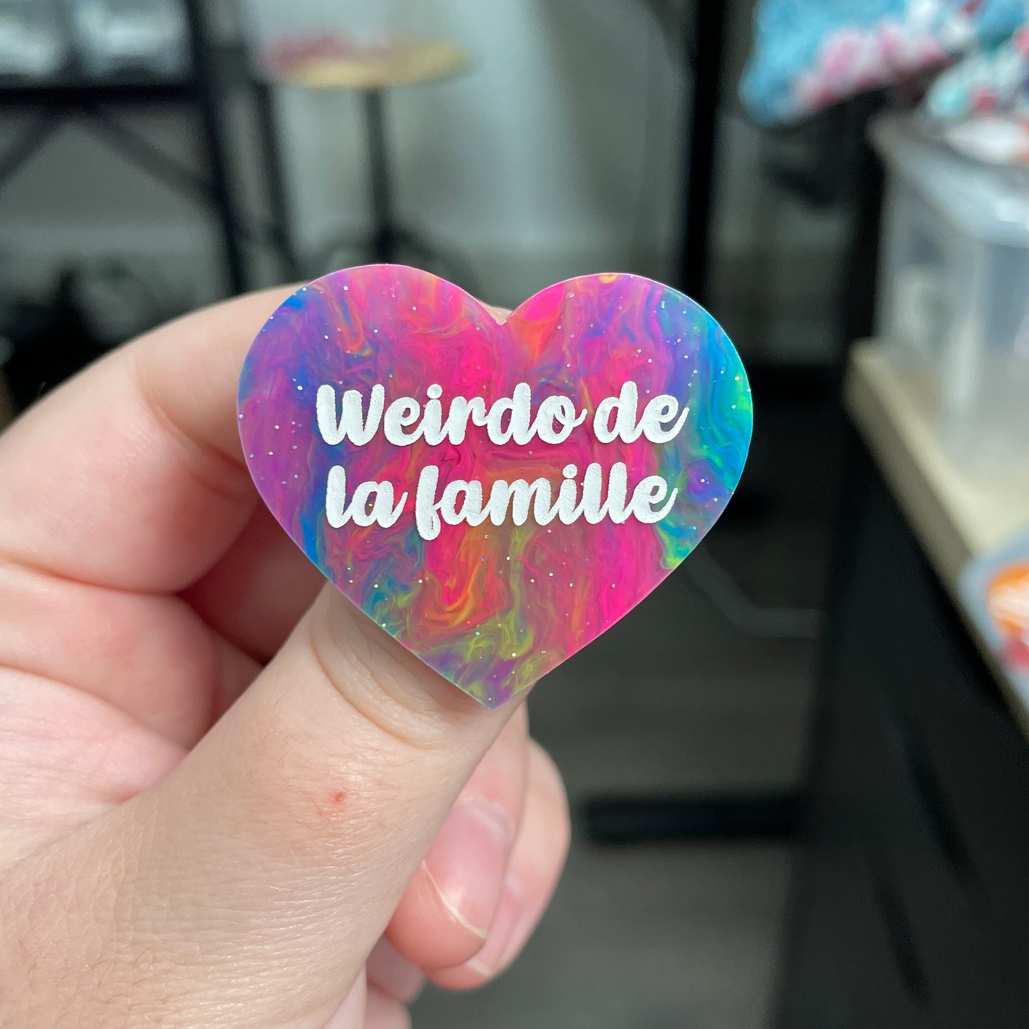 Broche "Weirdo de la famille" en acrylique semi-transparente marbrée multicolore