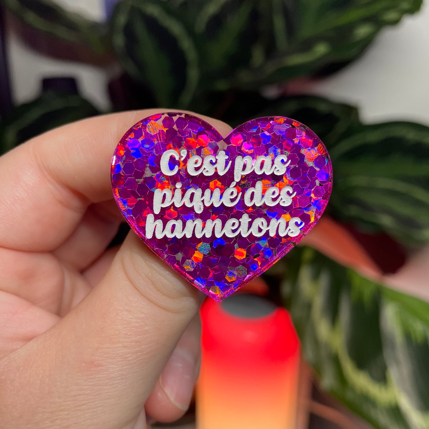 [CONTRÔLE TECHNIQUE] Broche "C'est pas piqué des hannetons" en acrylique semi transparente avec des confettis fuchsia