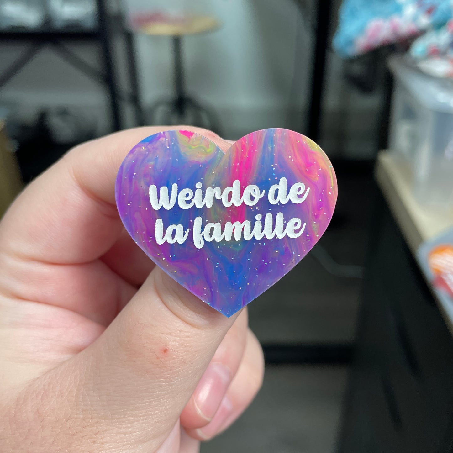 Broche "Weirdo de la famille" en acrylique semi-transparente marbrée multicolore