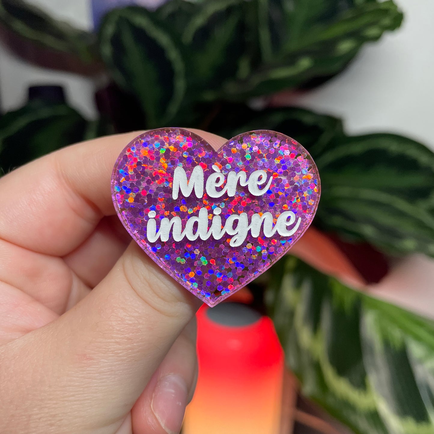 [CONTRÔLE TECHNIQUE] Broche "Mère indigne" en acrylique semi transparente avec des confettis fuchsia