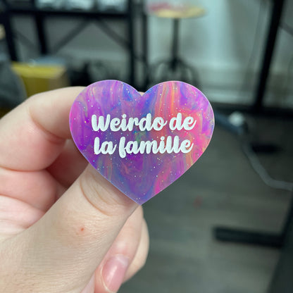 Broche "Weirdo de la famille" en acrylique semi-transparente marbrée multicolore
