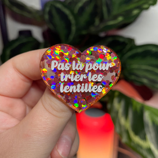 [CONTRÔLE TECHNIQUE] Broche "Pas là pour trier les lentilles" en acrylique semi transparente avec des confettis corail