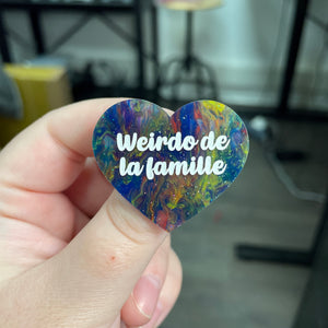 Broche "Weirdo de la famille" en acrylique marbrée bleue et multicolore