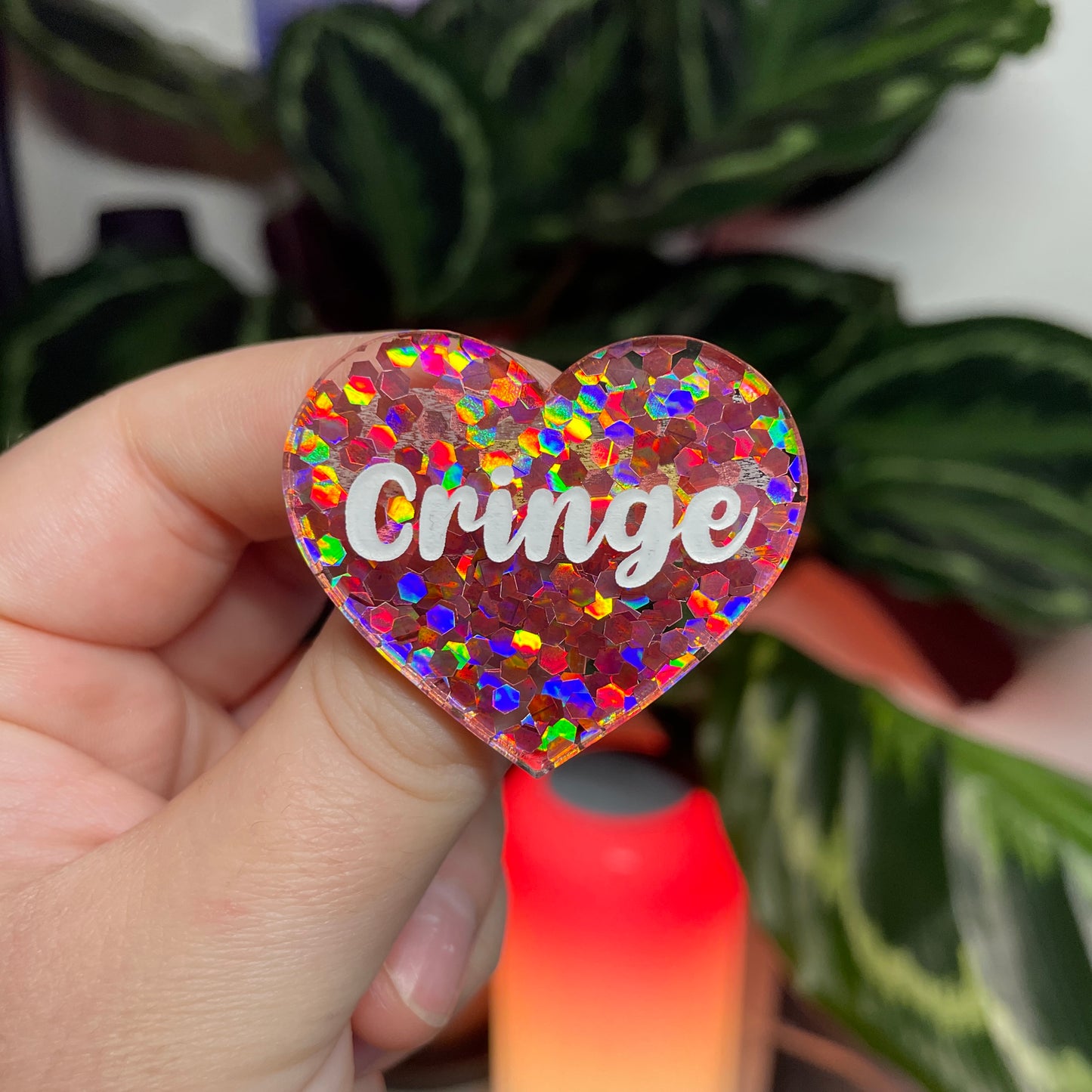 [CONTRÔLE TECHNIQUE] Broche "Cringe" en acrylique semi transparente avec des confettis corail