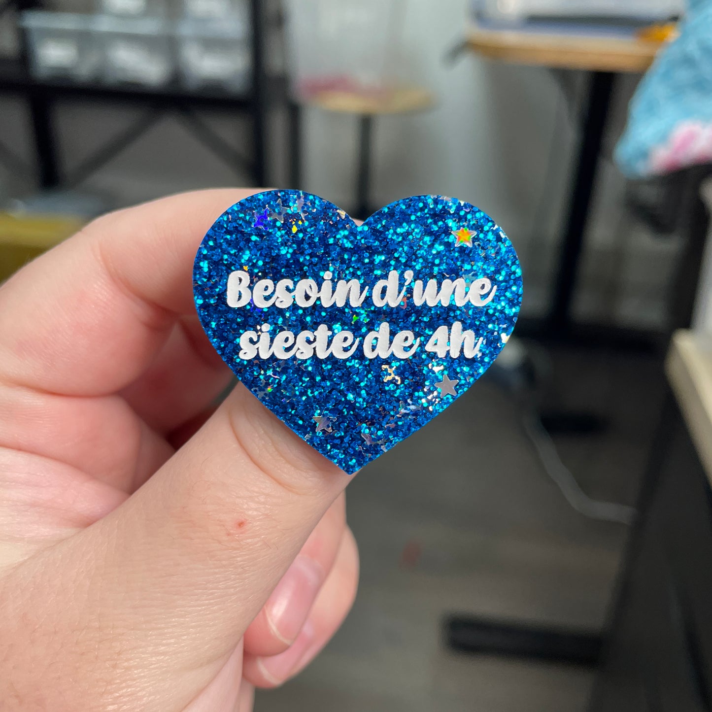Broche "Besoin d'une sieste de 4h" en acrylique à paillettes bleues et étoiles