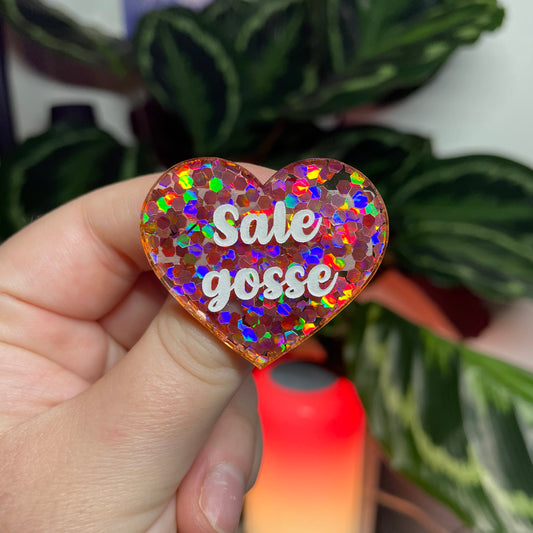 [CONTRÔLE TECHNIQUE] Broche "Sale gosse" en acrylique semi transparente avec des confettis corail