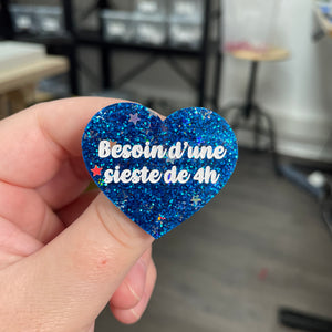 Broche "Besoin d'une sieste de 4h" en acrylique à paillettes bleues et étoiles