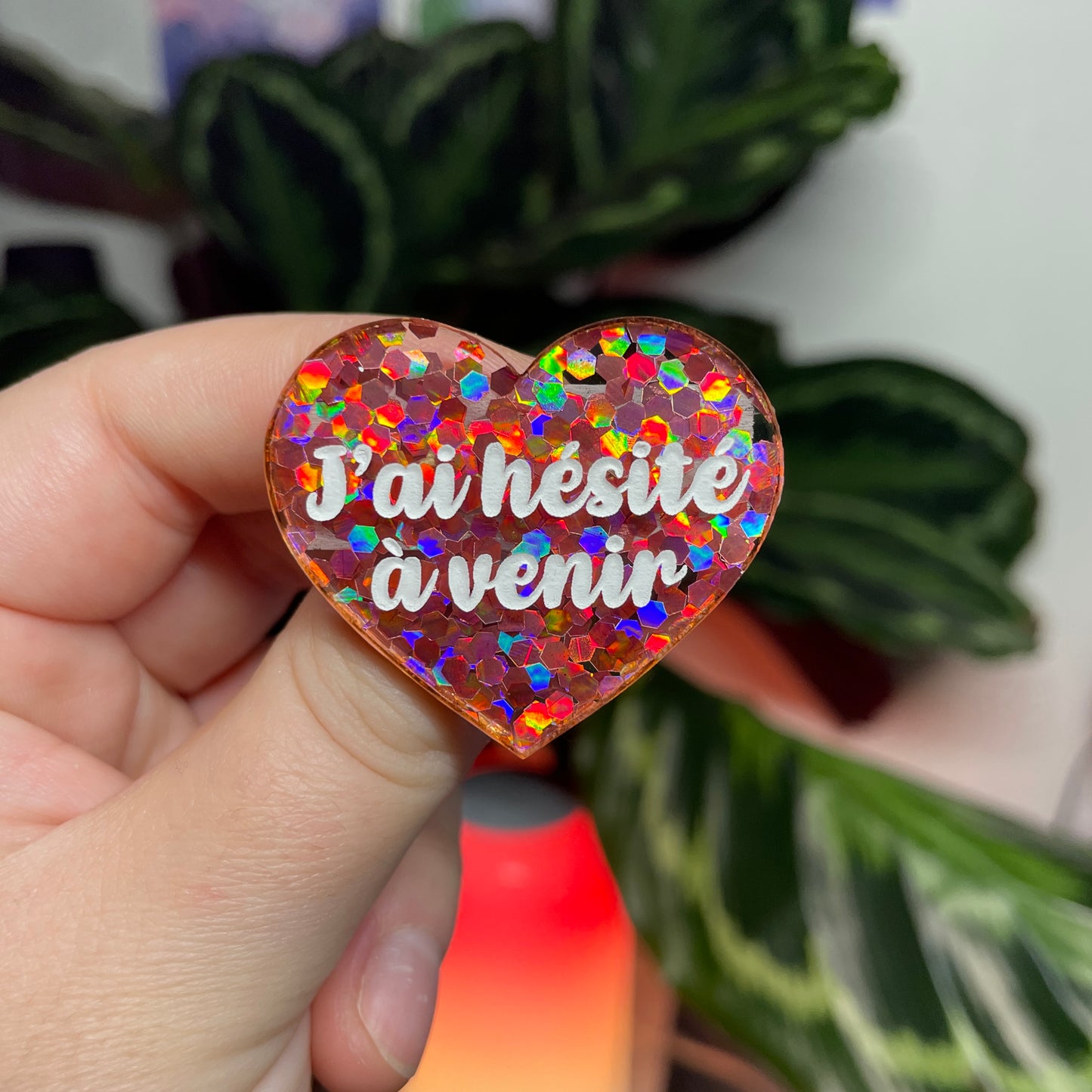 [CONTRÔLE TECHNIQUE] Broche "J'ai hésité à venir" en acrylique semi transparente avec des confettis corail