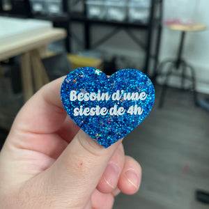 Broche "Besoin d'une sieste de 4h" en acrylique à paillettes bleues et étoiles
