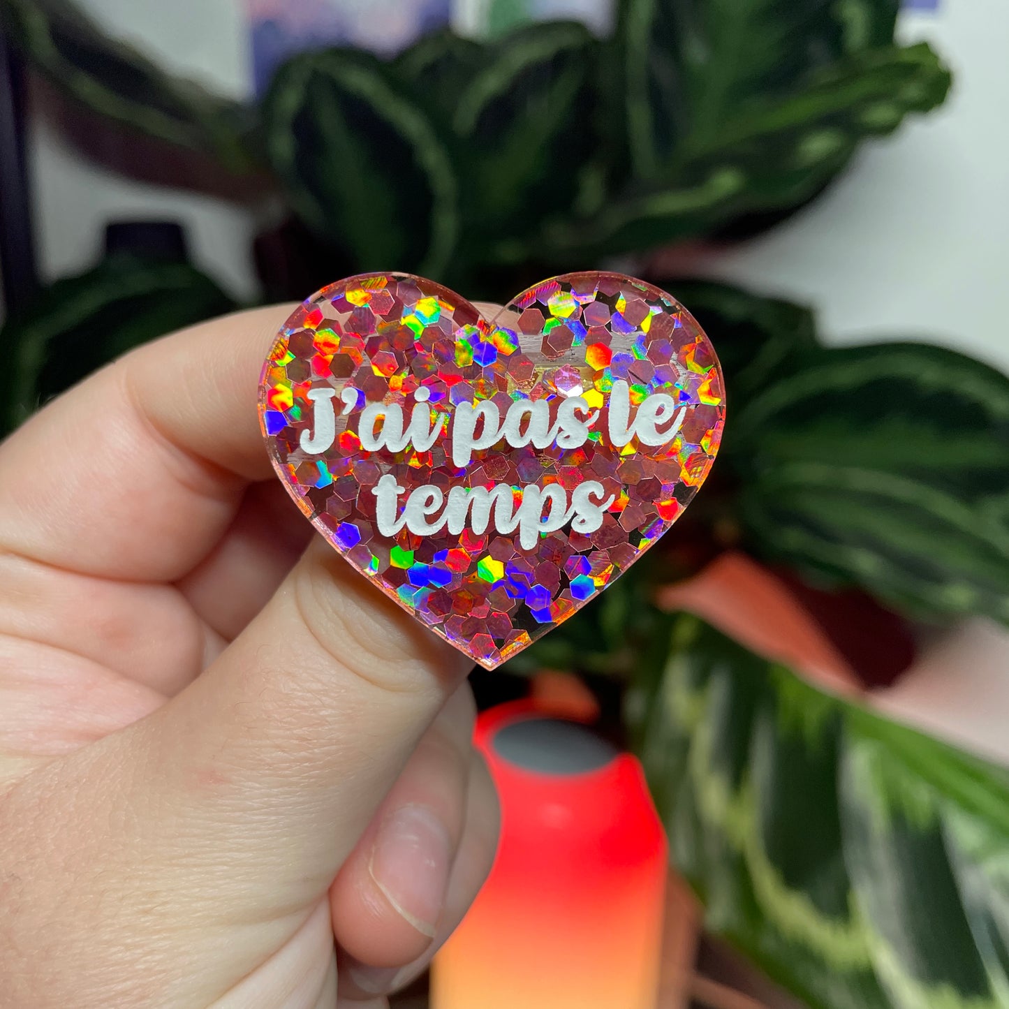 [CONTRÔLE TECHNIQUE] Broche "J'ai pas le temps" en acrylique semi transparente avec des confettis corail