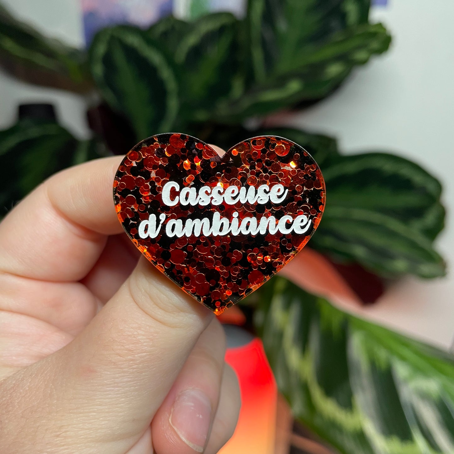 [CONTRÔLE TECHNIQUE] Broche "Casseuse d'ambiance" en acrylique semi transparente avec des pois rouges et noirs