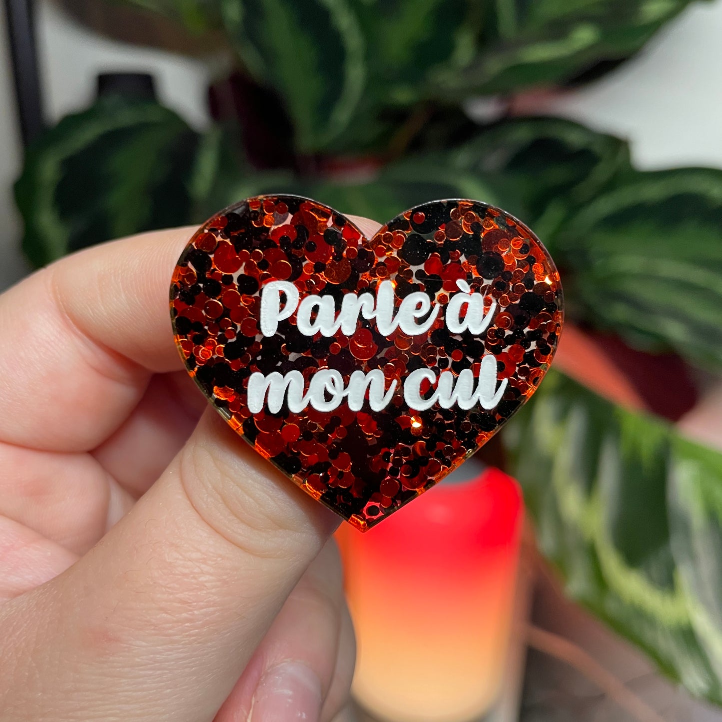 [CONTRÔLE TECHNIQUE] Broche "Parle à mon cul" en acrylique semi transparente avec des pois rouges et noirs